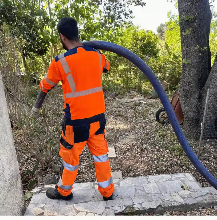 Déboucheur de canalisation avec tuyau de pompage.